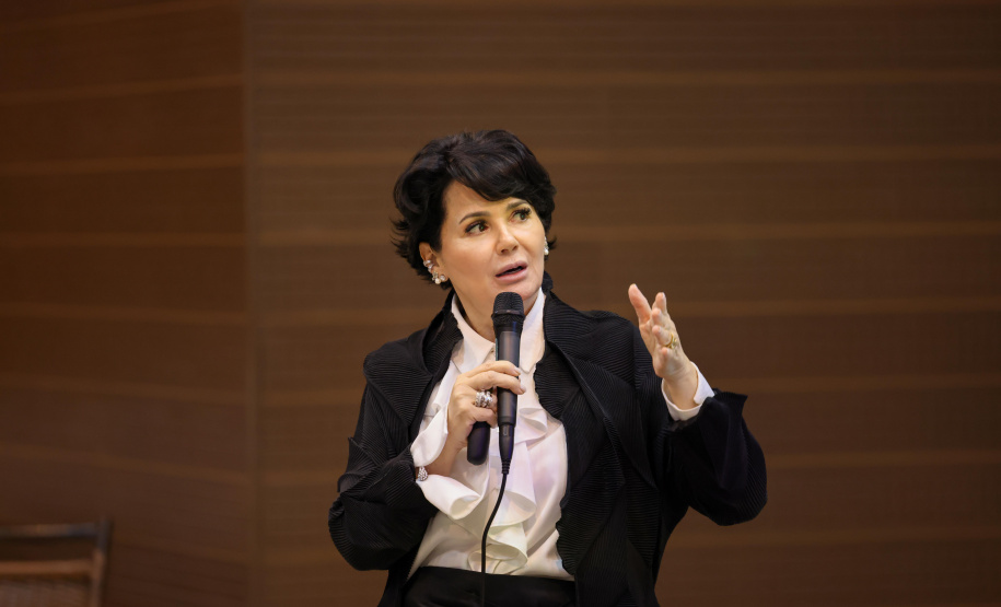 reunião de servidores da CGE para paletra de aniversário