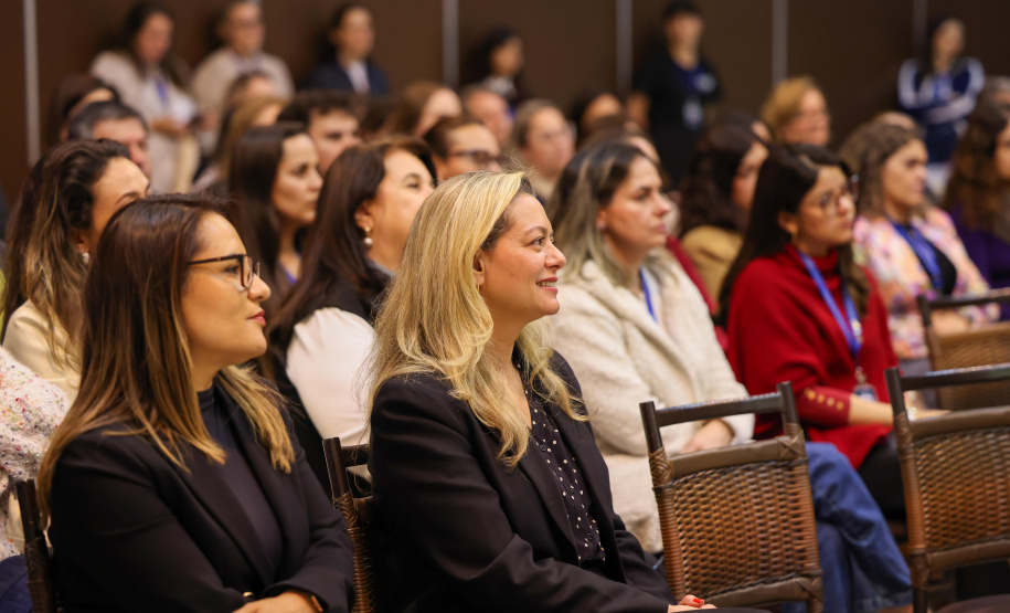 reunião de servidores da CGE para paletra de aniversário
