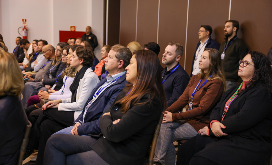 reunião de servidores da CGE para paletra de aniversário