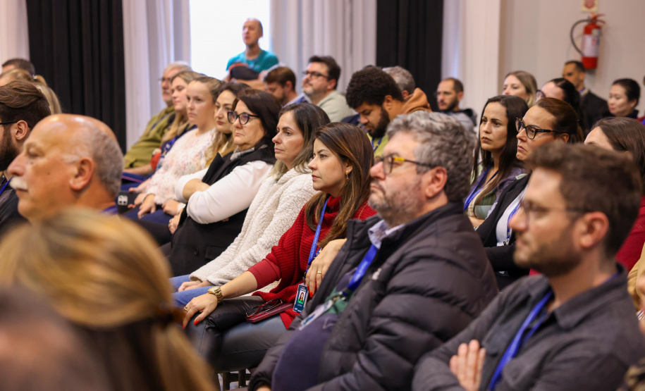 reunião de servidores da CGE para paletra de aniversário
