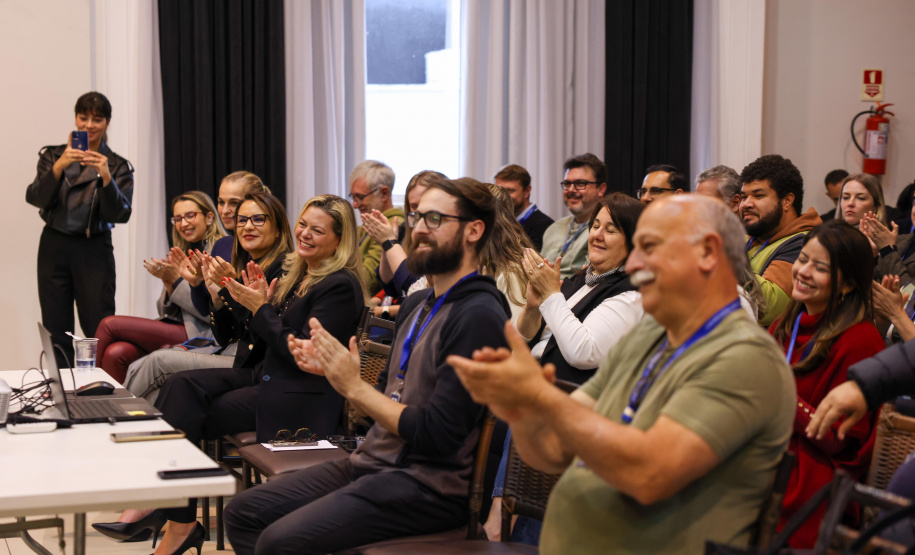 reunião de servidores da CGE para paletra de aniversário