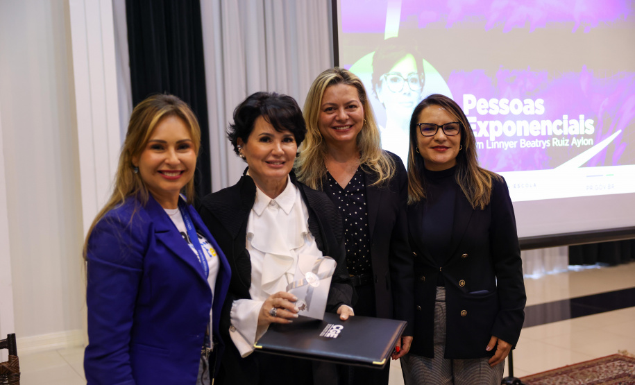 reunião de servidores da CGE para paletra de aniversário