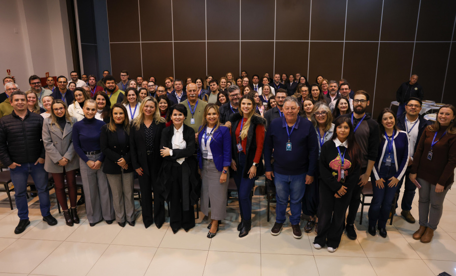 reunião de servidores da CGE para paletra de aniversário