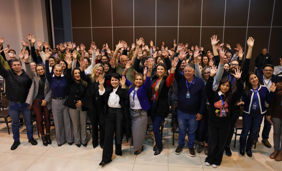 reunião de servidores da CGE para paletra de aniversário