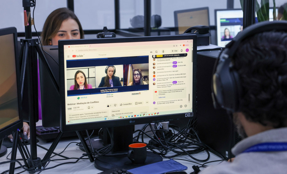 servidores participam de webinar