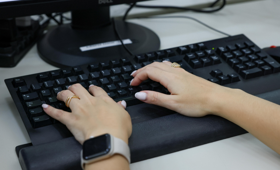 mãos sobre teclados