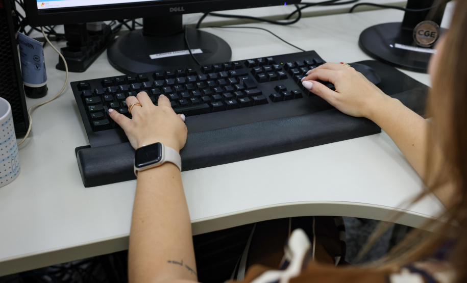 mãos sobre teclados