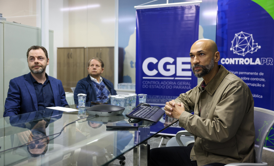 servidores da CGE falam on-line com prefeituras