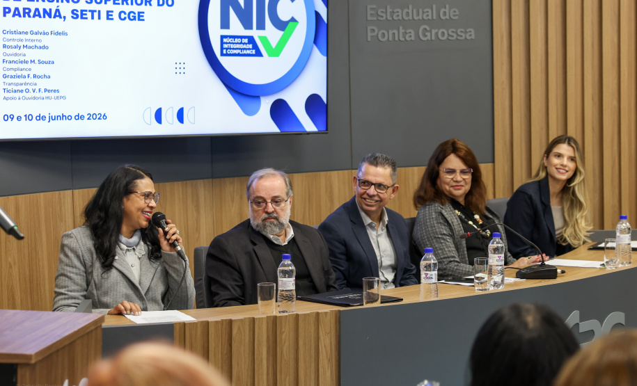 agentes das universidades assistem às palestras no encontro.