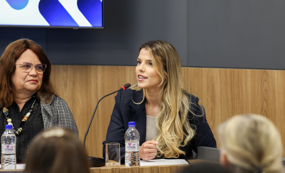 agentes das universidades assistem às palestras no encontro.