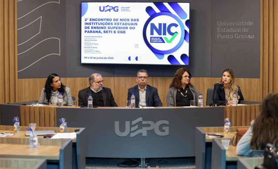 agentes das universidades assistem às palestras no encontro.