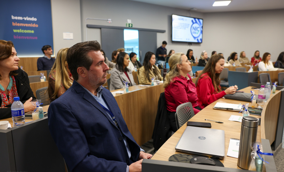 agentes das universidades assistem às palestras no encontro.