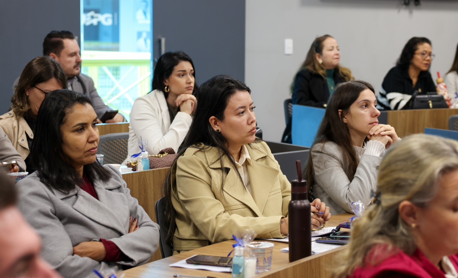agentes das universidades assistem às palestras no encontro.