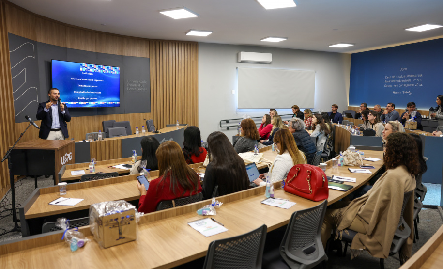 agentes das universidades assistem às palestras no encontro.
