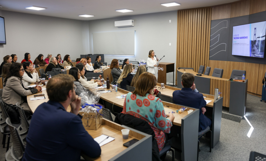 agentes das universidades assistem às palestras no encontro.