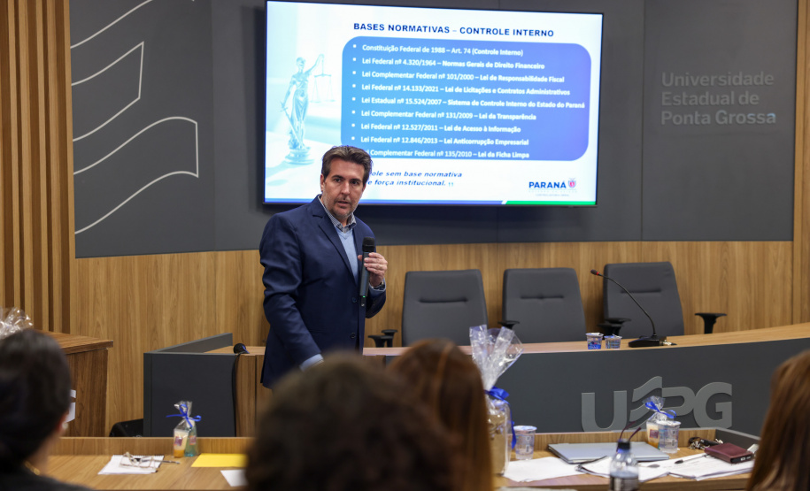 agentes das universidades assistem às palestras no encontro.