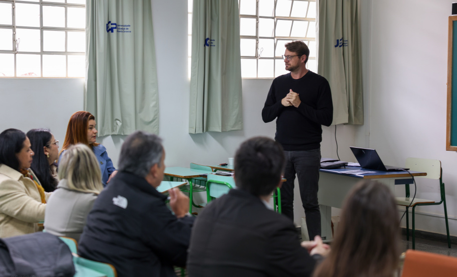 agentes das universidades assistem às palestras no encontro.
