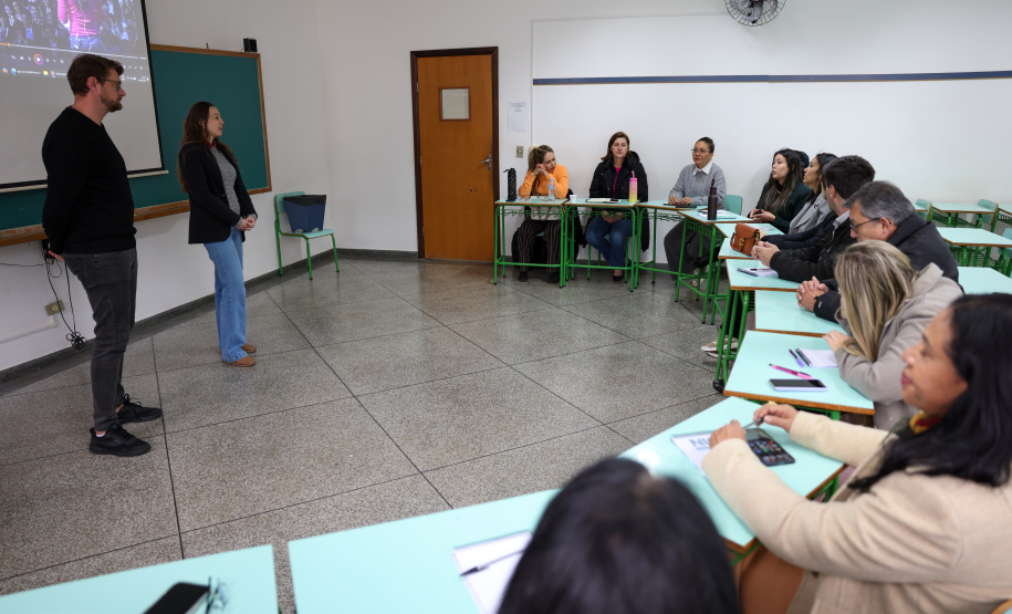 agentes das universidades assistem às palestras no encontro.