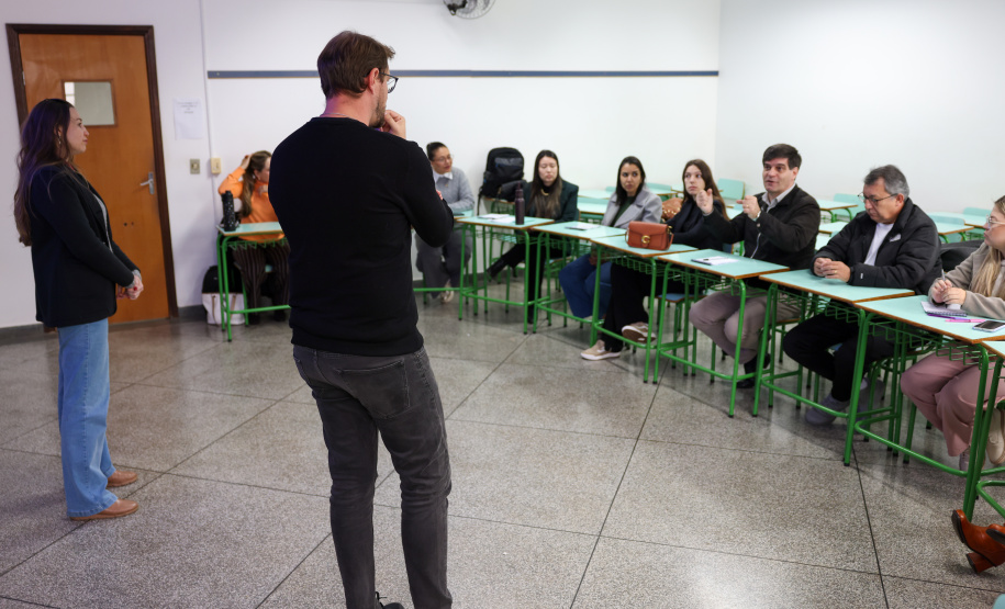 agentes das universidades assistem às palestras no encontro.