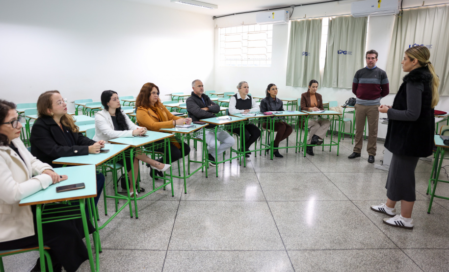 agentes das universidades assistem às palestras no encontro.