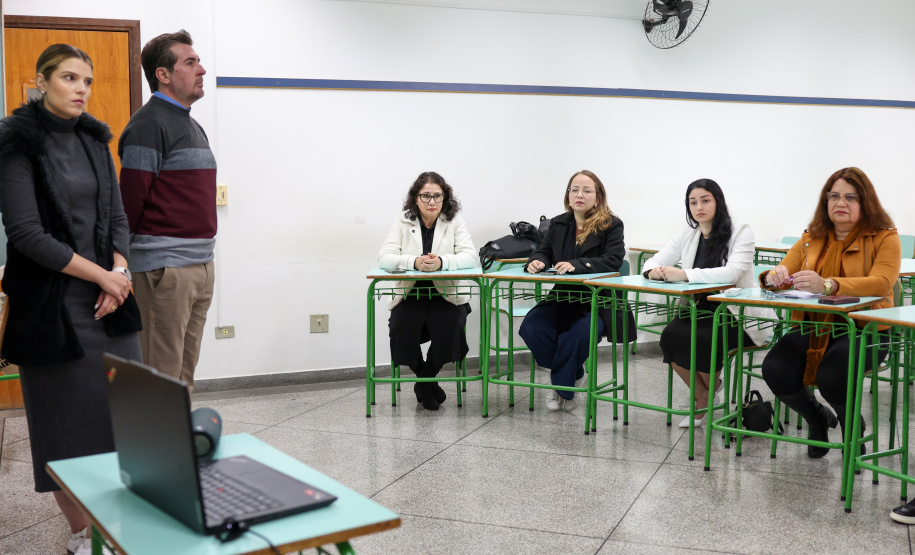 agentes das universidades assistem às palestras no encontro.