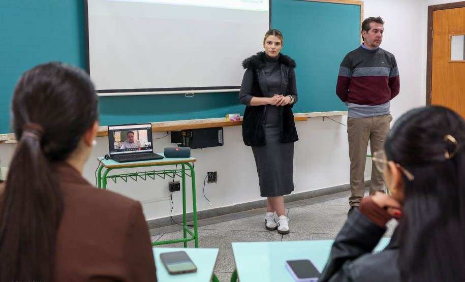 agentes das universidades assistem às palestras no encontro.