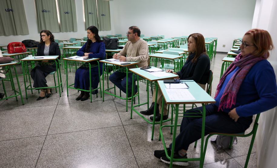 agentes das universidades assistem às palestras no encontro.