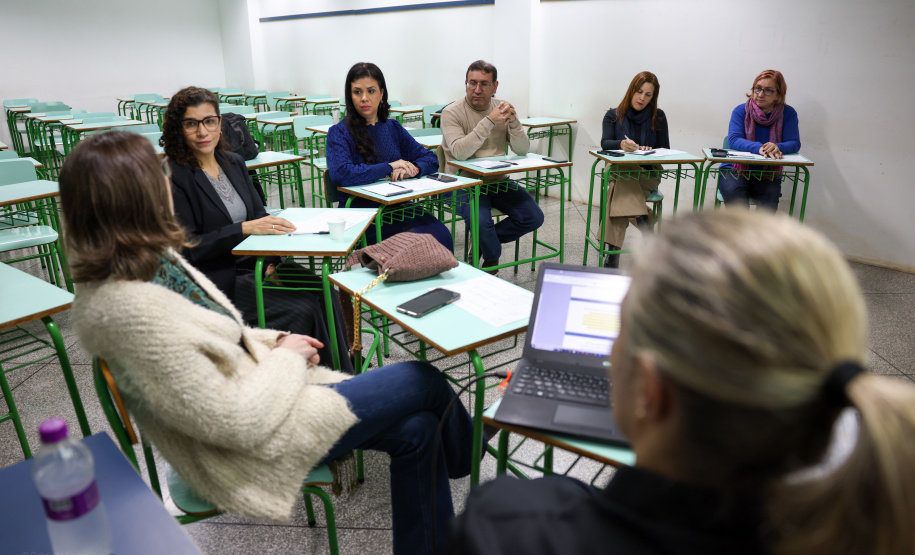 agentes das universidades assistem às palestras no encontro.