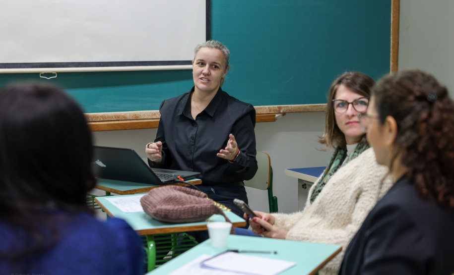 agentes das universidades assistem às palestras no encontro.