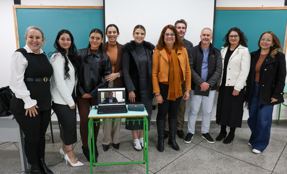 agentes das universidades assistem às palestras no encontro.