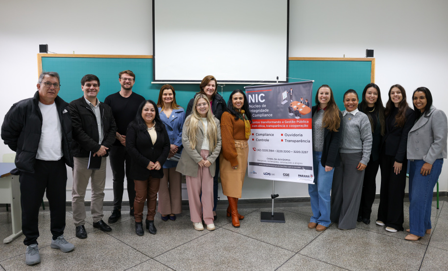 agentes das universidades assistem às palestras no encontro.