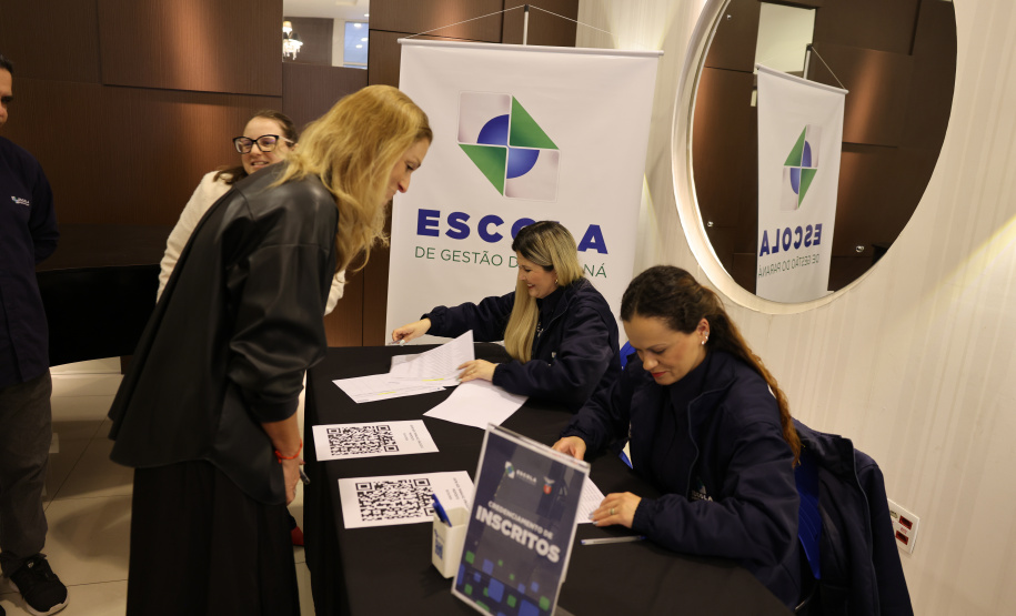 servidores da CGE assistem palestra