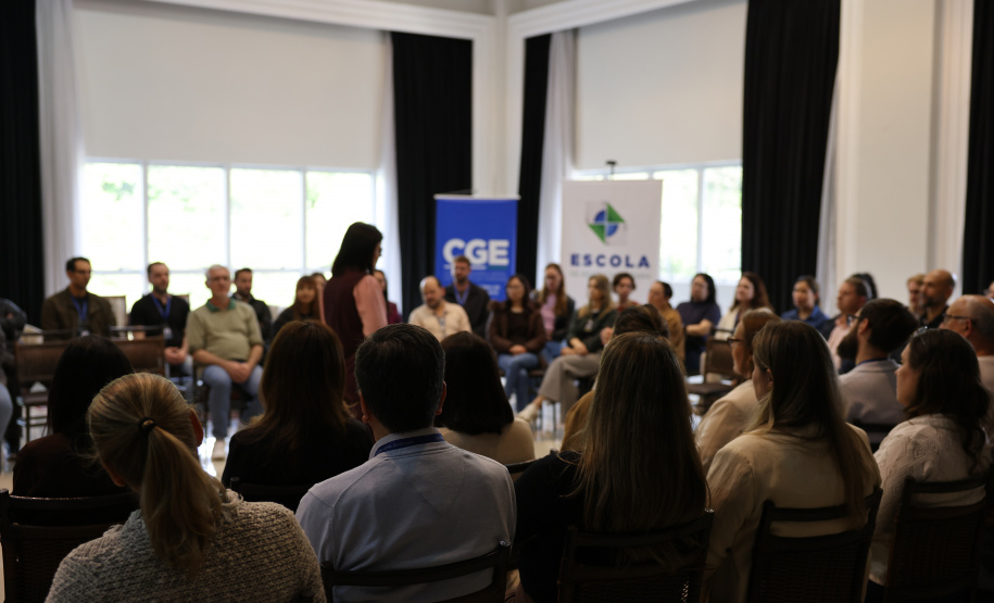 servidores da CGE assistem palestra