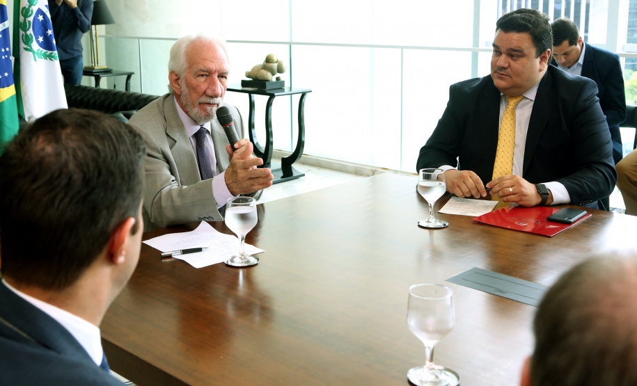 O Governo do Paraná elaborou um projeto de lei que institucionaliza o Programa de Compliance e Integridade na administração pública estadual. A mensagem foi entregue nesta terça-feira (12) ao deputado Hussein Bakri, líder do governo, que encaminhará a proposta na Assembleia Legislativa.  -  Curitiba, 12/03/2019  -  Foto: Gilson Abreu/ANPr