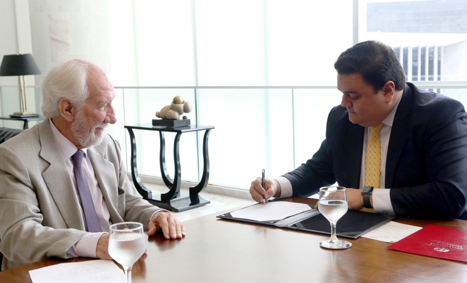 O Governo do Paraná elaborou um projeto de lei que institucionaliza o Programa de Compliance e Integridade na administração pública estadual. A mensagem foi entregue nesta terça-feira (12) ao deputado Hussein Bakri, líder do governo, que encaminhará a proposta na Assembleia Legislativa.  -  Curitiba, 12/03/2019  -  Foto: Gilson Abreu/ANPr